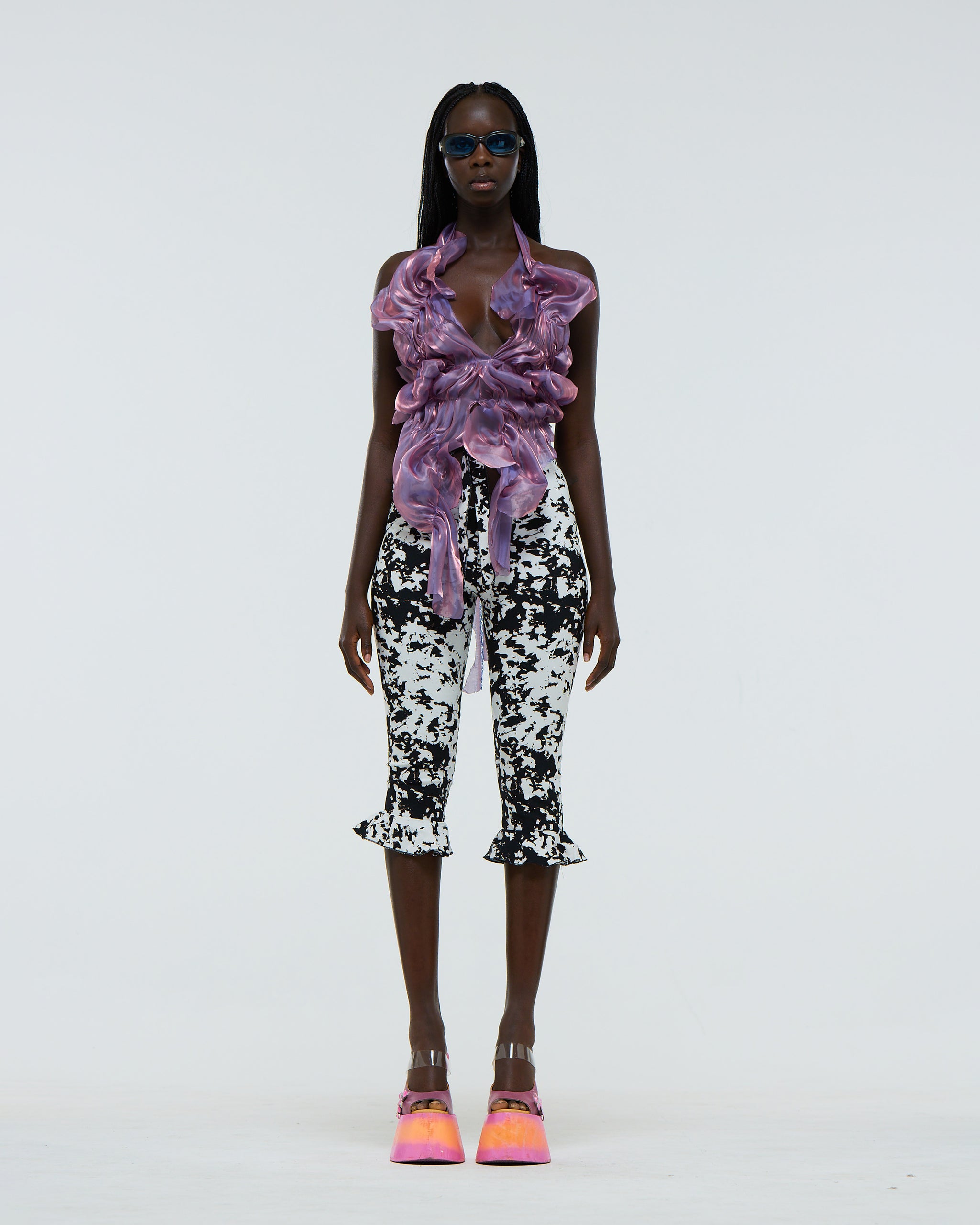 capris-black-white-abstract-